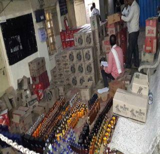 Unauthorized liquor stock of 7 lakh seized in Ner | नेर येथे 7 लाखांचा बेकादेशीर मद्य साठा जप्त