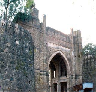 Parocha's Bhuikot fort is awaiting vanity | पारोळ्याचा भुईकोट किल्ला गतवैभवाच्या प्रतिक्षेत