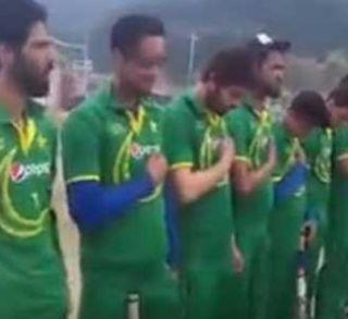 VIDEO - Kashmiri cricketers singing Pakistani national anthem on the Bharat Bharat are arrested | VIDEO - भारतभूमीवर पाकिस्तानी राष्ट्रगीत गाणा-या काश्मीरी क्रिकेटपटूंना अटक
