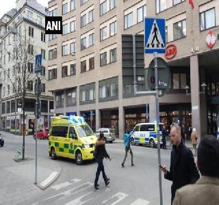 Truck hanging in Sweden, three killed, one suspect detained | स्वीडनमध्ये ट्रकहल्ला, तीन ठार, एक संशयित अटकेत