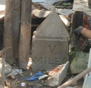 British Milestone in Parel | परळमध्ये गवसला ब्रिटिशकालीन मैलाचा दगड