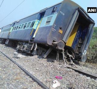 Train crashed in Uttar Pradesh, 8 injured | उत्तर प्रदेशात ट्रेन रुळावरुन घसरली, 8 जखमी