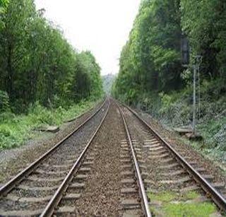 Jalgaon-Bhusaval will complete the third and fourth railway line in time | जळगाव-भुसावळ तिसरा व चौथा रेल्वे मार्ग वेळेत होणार पूर्ण