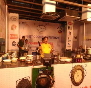 52-hour marathon cooking of Chef Vishnu Manohar | शेफ विष्णू मनोहरांचा 52 तासांचा मॅरेथॉन स्वयंपाक