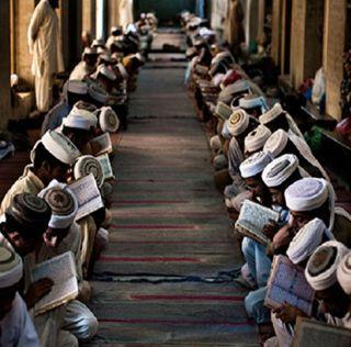 Yogi's eyes on the madrassa and mosquito breeding youngsters | तरुणांचं ब्रेनवॉश करणा-या मदरसा आणि मशिदींवर योगींची नजर