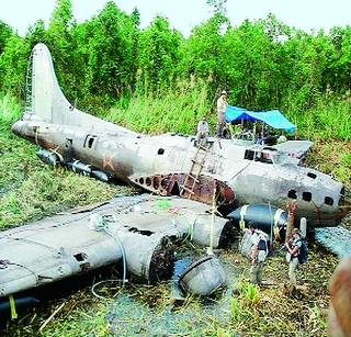 Second World War fighter aircraft found in mud | दुसऱ्या महायुद्धातील लढाऊ विमान दलदलीत सापडले