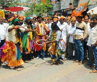 Aadung Morcha of BJP on Shevgaon Municipal Council | शेवगाव नगरपरिषदेवर भाजपाचा आसुड मोर्चा