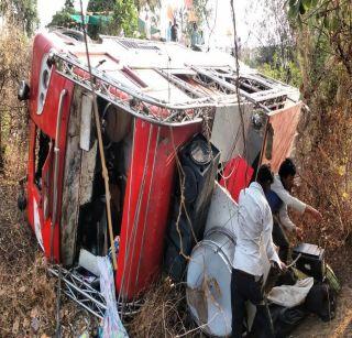 Truck driver dies in vehicle, 13 injured | बॅण्ड पथकाच्या वाहनास ट्रकची धडक, 13 जण जखमी