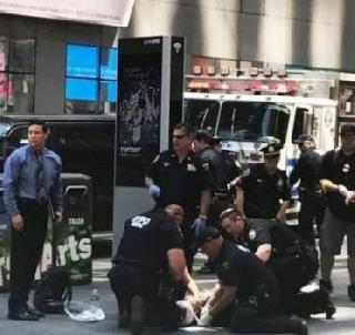 United States: One killed, 13 injured and 13 injured in a crowded crowd near Times Square | अमेरिका: टाइम्स स्क्वेअरजवळील गर्दीत घुसली कार, 1 ठार तर 13 जखमी
