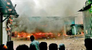 Furious fire in cotton market | कॉटन मार्केटमध्ये भीषण आग