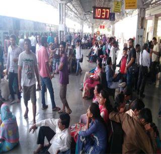 Delay in the Surat-Bhusawal route delayed the trains | सुरत-भुसावळ मार्ग दुहेरीकरणाच्या कामामुळे रेल्वे गाडय़ांना विलंब
