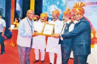 Prabakar Dupare honored by the Society Upliftment | प्रभाकर दुपारे समाज उत्थान पुरस्काराने सन्मानित