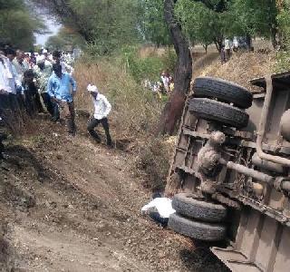 Two people were killed in the bus crash, the bus was empty | बसच्या धडकेत दोन ठार, बसही उलटली