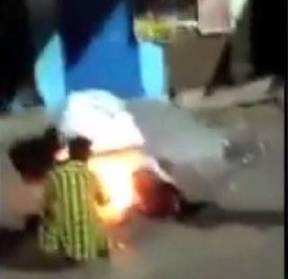 Video: Disgusting! The fire on the street lying on the street in the Guptanga | Video: घृणास्पद! रस्त्यावर झोपलेल्या वृद्धाच्या गुप्तांगाला लावली आग