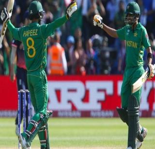 Pakistan lose to England in final | इंग्लंडला हरवून पाकिस्तान अंतिम फेरीत