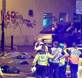 London - Outside the mosque, the pedestrians were crushed to death, the death of one | लंडन - मशिदीबाहेर गाडीने पादचा-यांना चिरडलं, एकाचा मृत्यू
