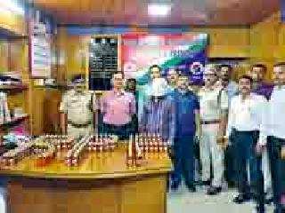 The seized bottles of liquor at the railway station | रेल्वेस्थानकावर दारूच्या बॉटल्स जप्त