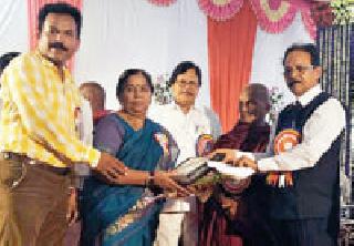 Shahu Chavan was given the Samaj Prabodhan Award | शाहू चव्हाण यांना समाज प्रबोधन पुरस्कार