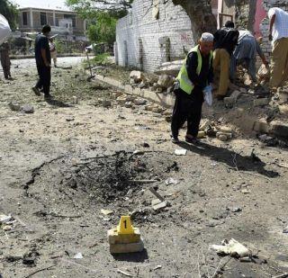 Twin blasts in Pakistan, 18 killed and more than 100 injured | पाकिस्तानमध्ये दुहेरी स्फोट, 18 जणांचा मृत्यू तर 100 हून अधिक जखमी