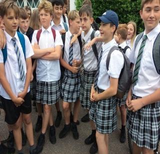 Instead of girls, the school was shocked by a short skirt | मुलींऐवजी मुलंच शाळेत घालून गेली शॉर्ट स्कर्ट