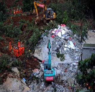 Landslide in China; 100 people likely to get stuck | चीनमध्ये भूस्खलन; 100 लोक अडकल्याची शक्यता