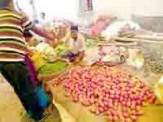 Tomato prices climbed in the market for the week | आठवडी बाजारात टमाटरचे भाव कडाडले