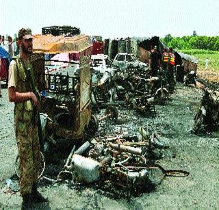 Pakistan's oil tanker exploded, killing 151 people | पाकिस्तानमध्ये तेलाच्या टँकरचा स्फोट, 151 लोकांचा होरपळून मृत्यू