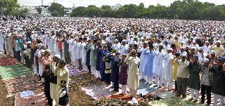 Ramadan Id: Collectively, namaz reading of Muslim brothers | रमजान ईद : मुस्लीम बांधवांचे सामुहिकरित्या नमाजपठण
