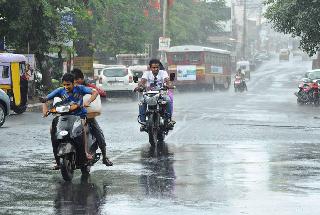 More than three lakhs losses in Ratnagiri due to rain | पावसामुळे रत्नागिरी जिल्ह्यात तीन लाखांपेक्षा जास्त नुकसान