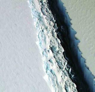 Antarctica collapses due to heavy snowfall | अंटार्क्टिकात तुटला अती मोठा हिमनग