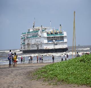 In the Goa, the Miramar border shook the ship, four employees injured | गोव्यात मिरामार किनारी जहाज रुतले, चौघे कर्मचारी जखमी