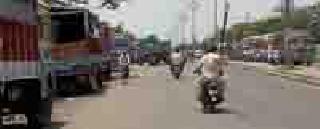 Truck parking on the road alongside Transport Nagar | ट्रान्सपोर्टनगरसमोरील मार्गावर ट्रकची पार्किंग