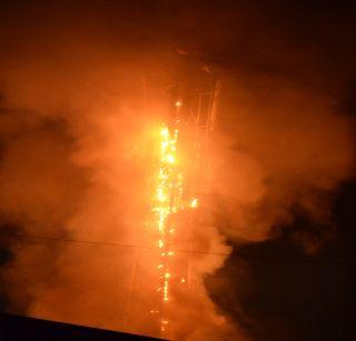 Fire at home mobile tower in Jalgaon | जळगावात घरावरील मोबाईल टॉवरला आग