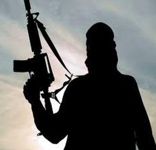 3 terrorists clash in Kashmir | काश्मीरमध्ये 3 दहशतवाद्यांना कंठस्नान