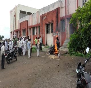 The funeral done by the dead in the Tehsil office | तहसील कार्यालयात मृतदेहावर केले अंत्यसंस्कार