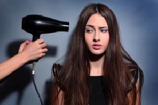 Should you wear hairdryer for this hair? You will probably think of this! | हे वाचून आपल्या केसांसाठी हेअर ड्रायर वापरावा का? याचा विचार तुम्ही नक्की कराल!
