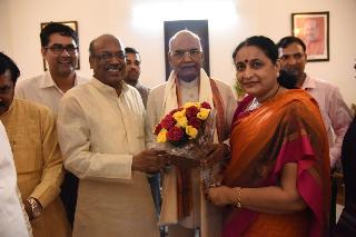 President Smt. Kovind receives the welcome! | खासदार धोत्रे यांनी दिल्या राष्ट्रपती कोविंद यांना शुभेच्छा!