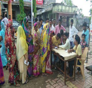 Women voted for alcohol for women in Nandra | नांद्रा येथे दारुबंदीसाठी महिलांनी केले मतदान
