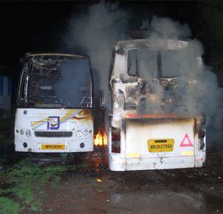 Two luxury buses fired on the Mumbai-Agra highway | मुंबई-आग्रा महामार्गावर दोन लक्झरी बसला आग