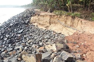 Due to the rise, the danger of habitation in Pondharmad | उधाणामुळे पंधरामाड येथील वस्तीला धोका
