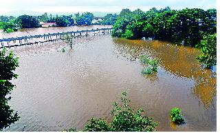 Flood survival; The level of Panchaganga came down | पूरस्थिती कायम; पंचगंगेची पातळी उतरली