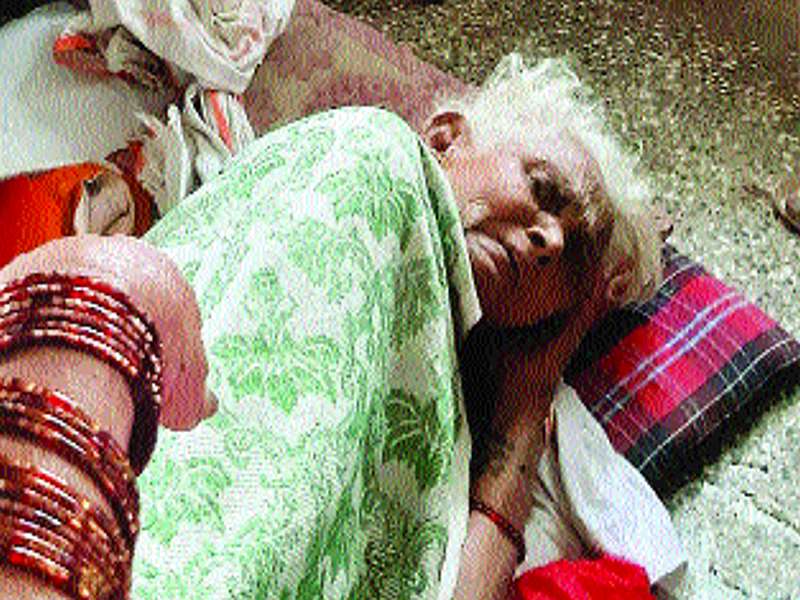 Older mother abandoned by children! in beed | मुलांनी टाकून दिलेल्या वृद्ध आईला हवाय आधार!