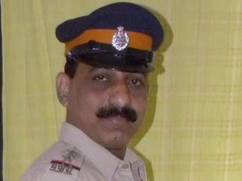 Police Officer Sudhir Kudalkar provided support to more than 500 animals during the Corona period | Positive News: खाकीतील अवलियाने कोरोनाकाळात दिला ५००हून अधिक प्राण्यांना आधार