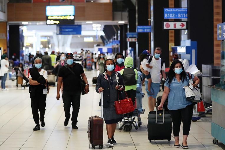6 Covid Cases Found After Screening 3,476 Passengers on Day One of New Travel Rules | 'जोखीम' असलेल्या देशांमधून आलेल्या 3476 प्रवाशांपैकी सहा जण कोरोना पॉझिटिव्ह!