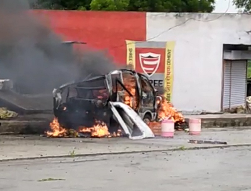 Omni's car was set on fire | बघताबघता उभी ओमिनी गाडी आगीत भस्मसात