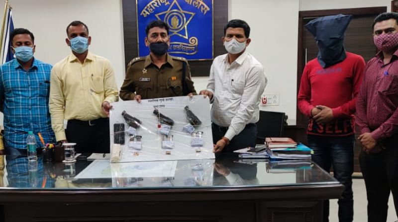 One arrested with three pistols at Jalgaon Jamod bus stand | जळगाव जामोद बसस्थानकावर तीन पिस्तुलांसह एकास अटक