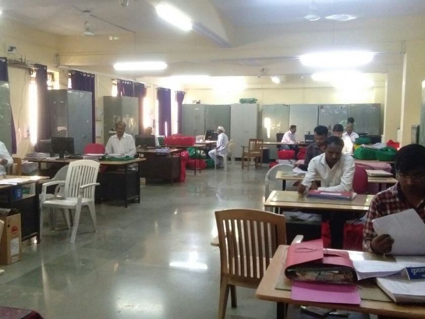 Washim Zilla Parishad launches 'Cabin-Free' office! | वाशिम जिल्हा परिषदेत ‘कॅबिनमुक्त’ कार्यालयाचा उपक्रम !