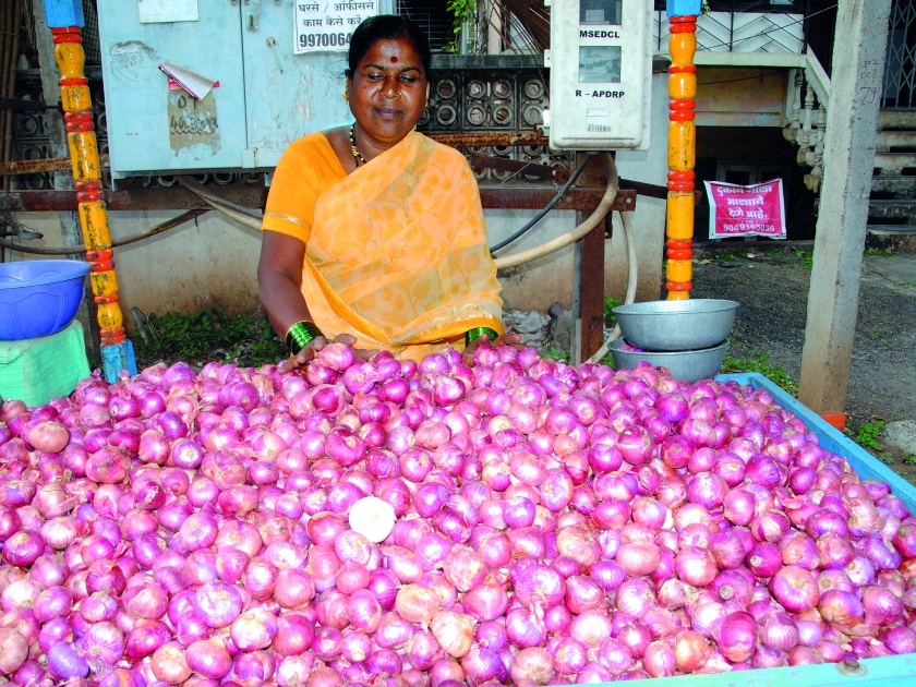 Onion prices continue to fall in Satara ... Prices up to five thousand | साताऱ्यात कांद्याच्या दरात घसरण सुरूच...पाच हजारांपर्यंत भाव