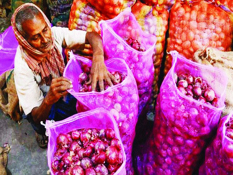 Onion subsidy declined as 'Satbara' was not registered; 11000 farmers are waiting | ‘सातबारा’वर नोंद नसल्याने कांदा अनुदान नाकारले;  ११ हजार शेतकरी प्रतीक्षेत