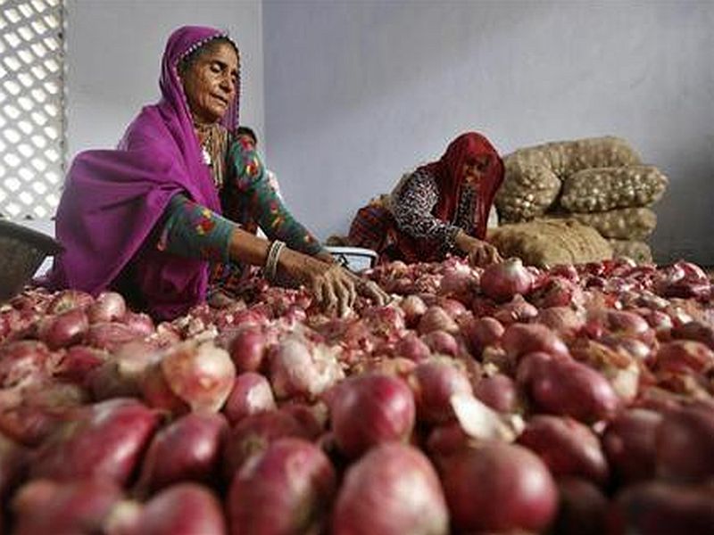 Onions will reach Shambhari, housewives' budget shrinks | कांदा शंभरी गाठणार, गृहिणींचे बजेट कोलमडले